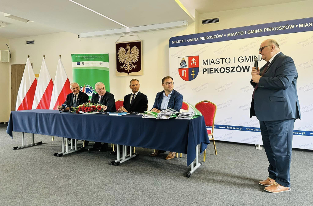 Końskie i Fałków z pieniędzmi na budowę i przebudowę kolejnych dróg [zdjęcia]