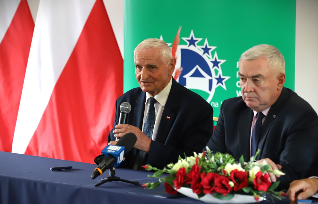 Końskie i Fałków z pieniędzmi na budowę i przebudowę kolejnych dróg [zdjęcia]