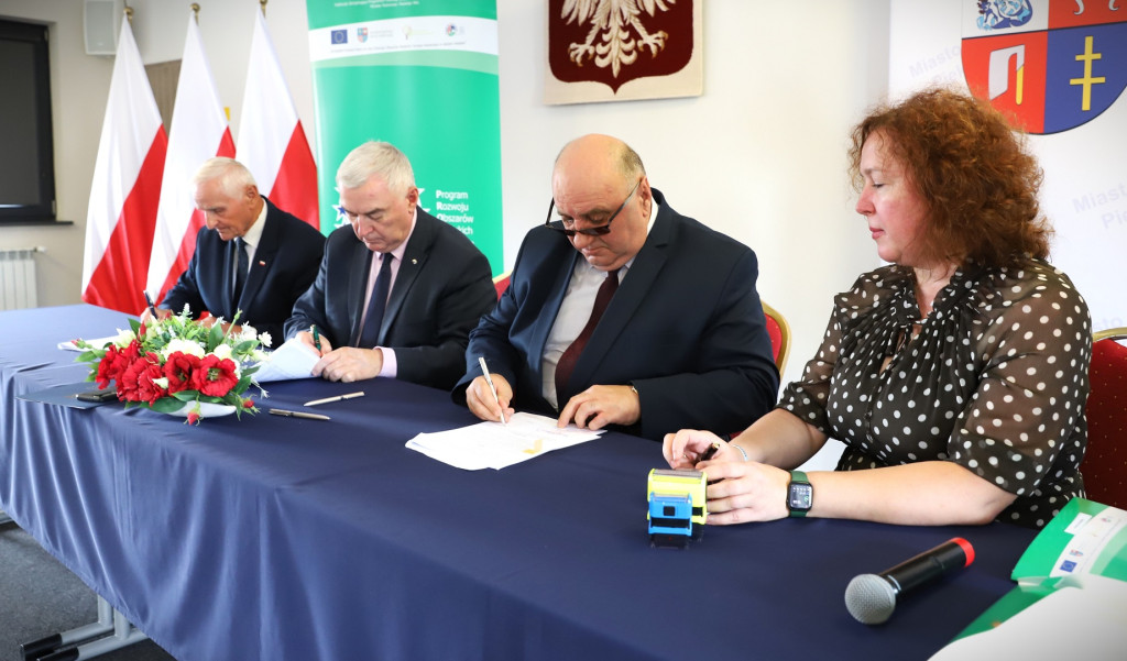 Końskie i Fałków z pieniędzmi na budowę i przebudowę kolejnych dróg [zdjęcia]
