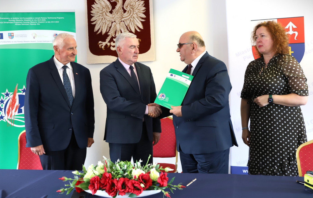 Końskie i Fałków z pieniędzmi na budowę i przebudowę kolejnych dróg [zdjęcia]