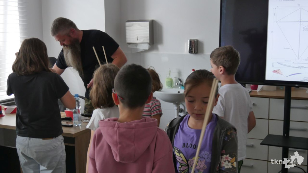Warsztaty z tworzenia latawców w MGDK w Końskich [wideo,zdjęcia]