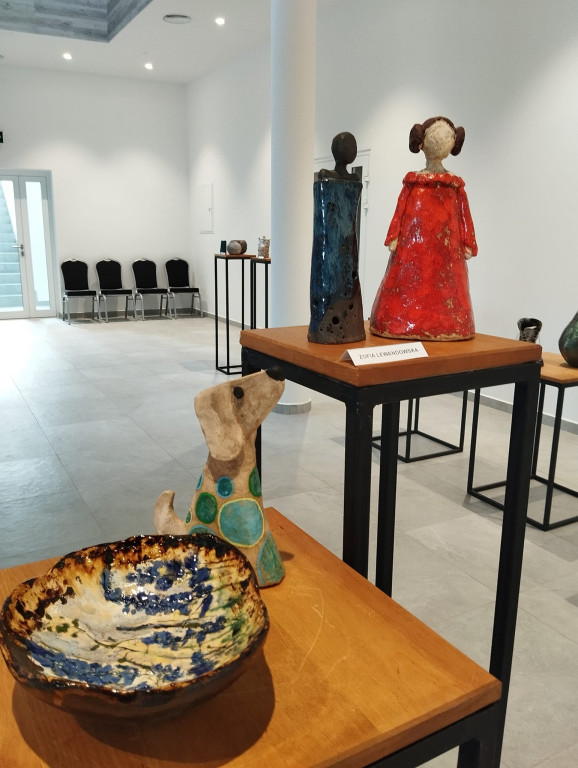Ceramiczne dzieła sztuki można podziwiać w Domu Kultury w Końskich [zdjęcia]