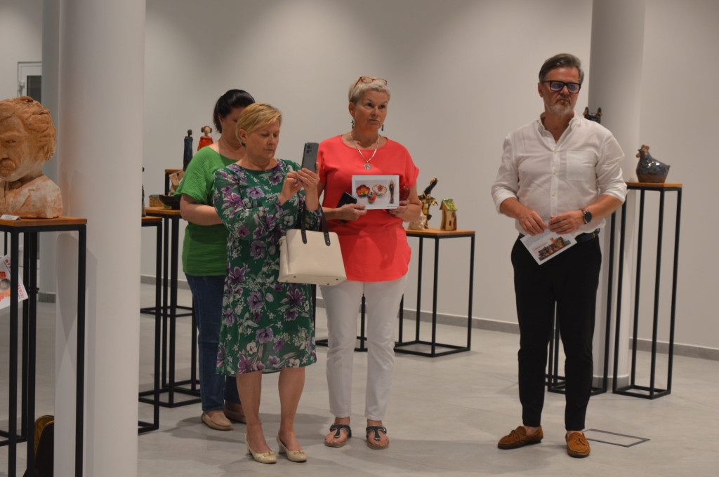 Ceramiczne dzieła sztuki można podziwiać w Domu Kultury w Końskich [zdjęcia]