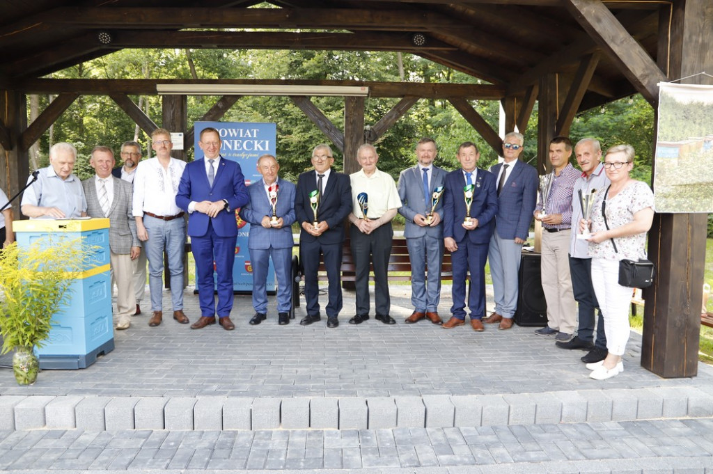 Dzień Pszczoły z medalami i odznakami [zdjęcia]
