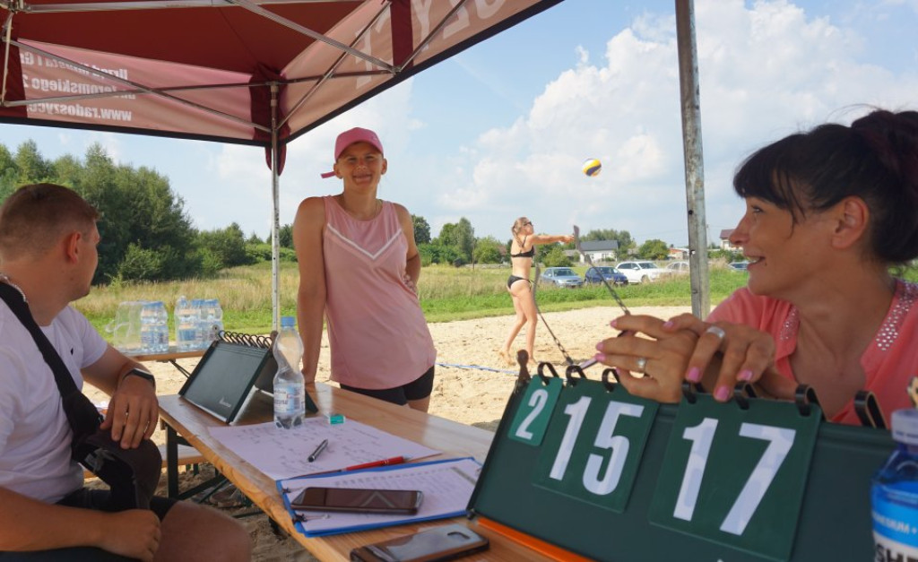 Fani siatkówki plażowej grali o puchar burmistrza nad zalewem Antoniów