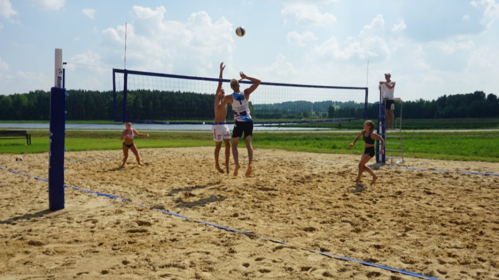 Fani siatkówki plażowej grali o puchar burmistrza nad zalewem Antoniów
