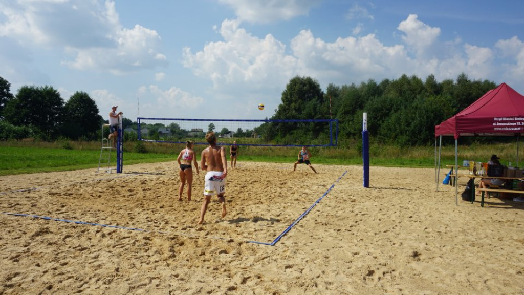 Fani siatkówki plażowej grali o puchar burmistrza nad zalewem Antoniów