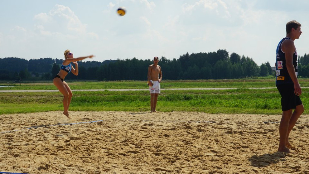 Fani siatkówki plażowej grali o puchar burmistrza nad zalewem Antoniów