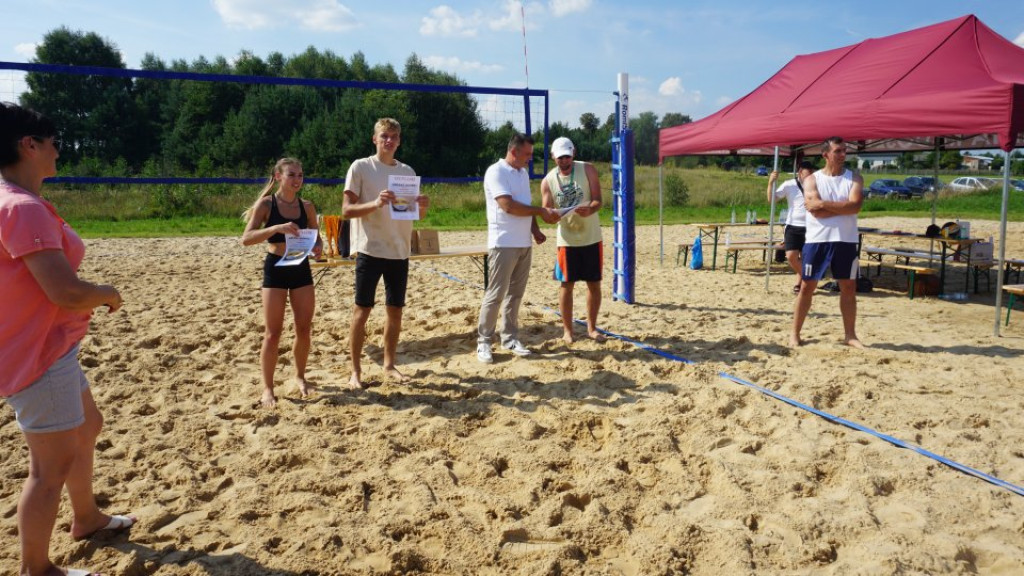 Fani siatkówki plażowej grali o puchar burmistrza nad zalewem Antoniów