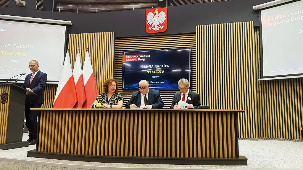Powiat Konecki i Gmina Fałków z rządowym wsparciem na drogi [zdjęcia]