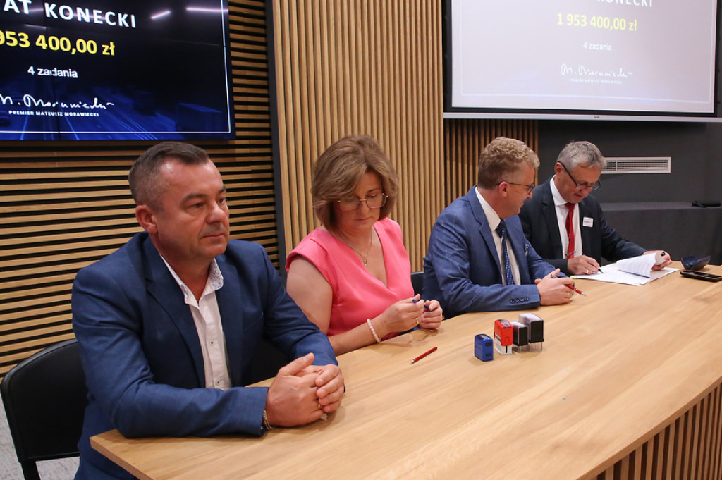 Powiat Konecki i Gmina Fałków z rządowym wsparciem na drogi [zdjęcia]