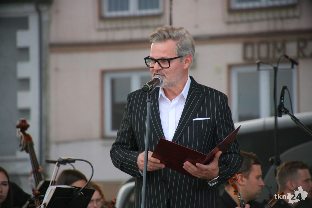 Konecki skwerek pełen widzów podczas koncertu Zespołu Pieśni i Tańca Śląsk [wideo, zdjęcia]