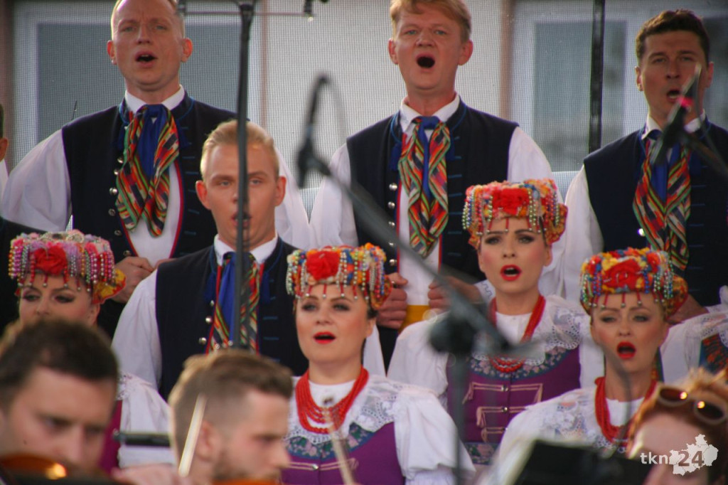 Konecki skwerek pełen widzów podczas koncertu Zespołu Pieśni i Tańca Śląsk [wideo, zdjęcia]