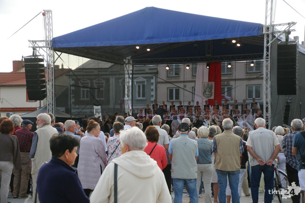 Konecki skwerek pełen widzów podczas koncertu Zespołu Pieśni i Tańca Śląsk [wideo, zdjęcia]