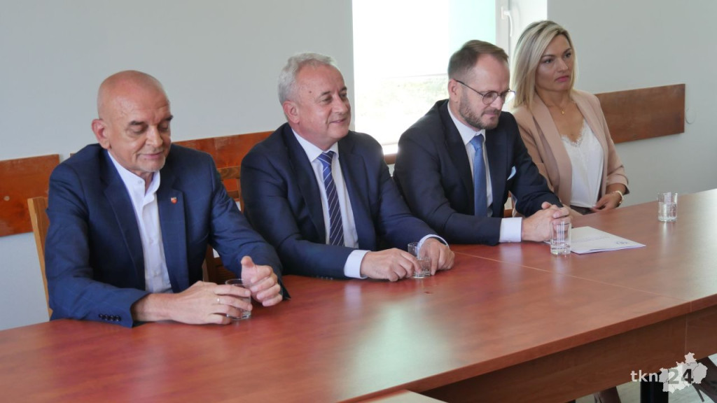 Zmiany dyrektorskie w placówkach oświatowych powiatu koneckiego [wideo, zdjęcia]