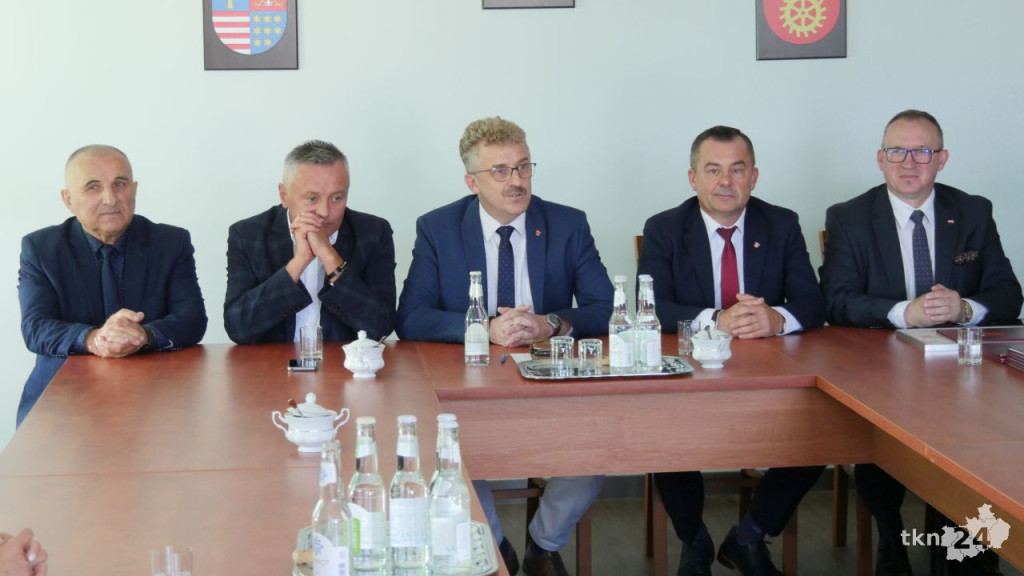Zmiany dyrektorskie w placówkach oświatowych powiatu koneckiego [wideo, zdjęcia]
