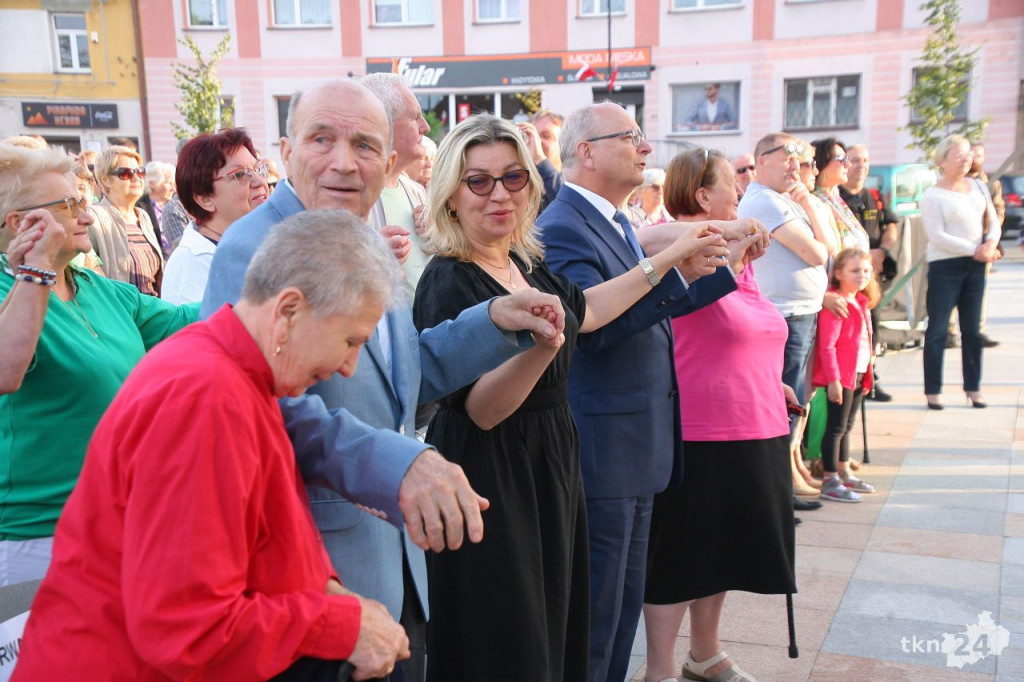 Konecki skwerek pełen widzów podczas koncertu Zespołu Pieśni i Tańca Śląsk [wideo, zdjęcia]