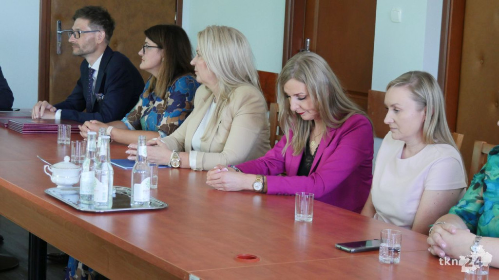 Zmiany dyrektorskie w placówkach oświatowych powiatu koneckiego [wideo, zdjęcia]