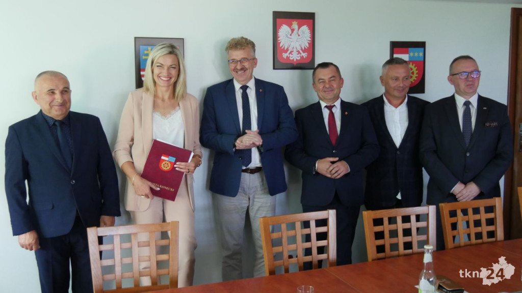 Zmiany dyrektorskie w placówkach oświatowych powiatu koneckiego [wideo, zdjęcia]
