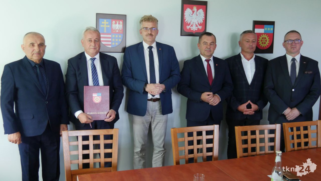Zmiany dyrektorskie w placówkach oświatowych powiatu koneckiego [wideo, zdjęcia]
