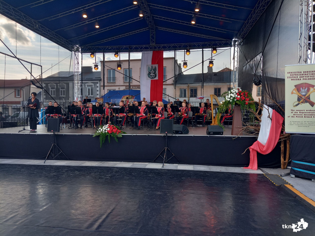 Niedzielne obchody Koneckiego Września. Koncert Reprezentacyjnego Zespołu Artystycznego Wojska Polskiego i polowa msza święta [wideo, zdjęcia]