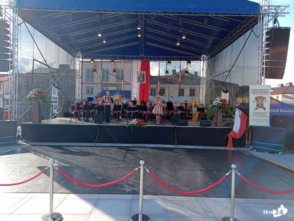 Niedzielne obchody Koneckiego Września. Koncert Reprezentacyjnego Zespołu Artystycznego Wojska Polskiego i polowa msza święta [wideo, zdjęcia]