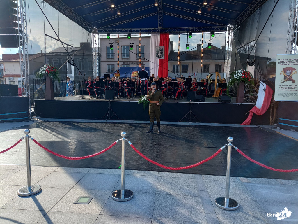 Niedzielne obchody Koneckiego Września. Koncert Reprezentacyjnego Zespołu Artystycznego Wojska Polskiego i polowa msza święta [wideo, zdjęcia]