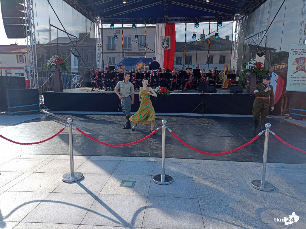 Niedzielne obchody Koneckiego Września. Koncert Reprezentacyjnego Zespołu Artystycznego Wojska Polskiego i polowa msza święta [wideo, zdjęcia]