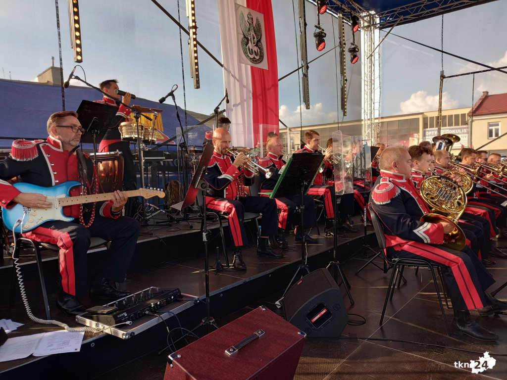 Niedzielne obchody Koneckiego Września. Koncert Reprezentacyjnego Zespołu Artystycznego Wojska Polskiego i polowa msza święta [wideo, zdjęcia]