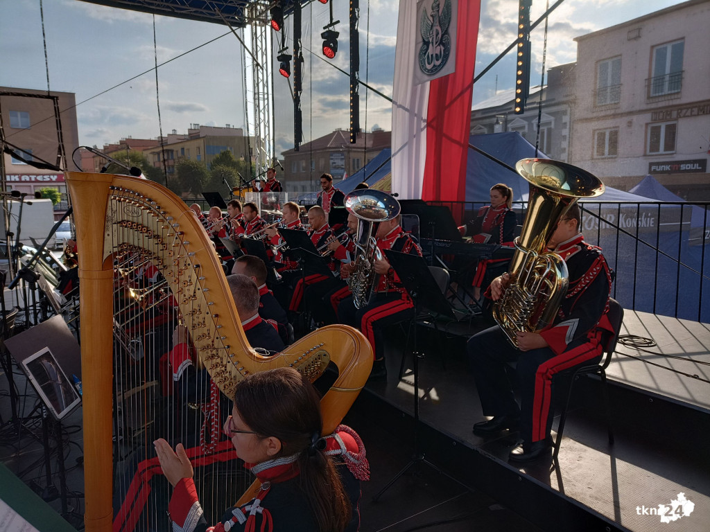 Niedzielne obchody Koneckiego Września. Koncert Reprezentacyjnego Zespołu Artystycznego Wojska Polskiego i polowa msza święta [wideo, zdjęcia]