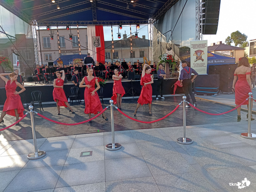 Niedzielne obchody Koneckiego Września. Koncert Reprezentacyjnego Zespołu Artystycznego Wojska Polskiego i polowa msza święta [wideo, zdjęcia]