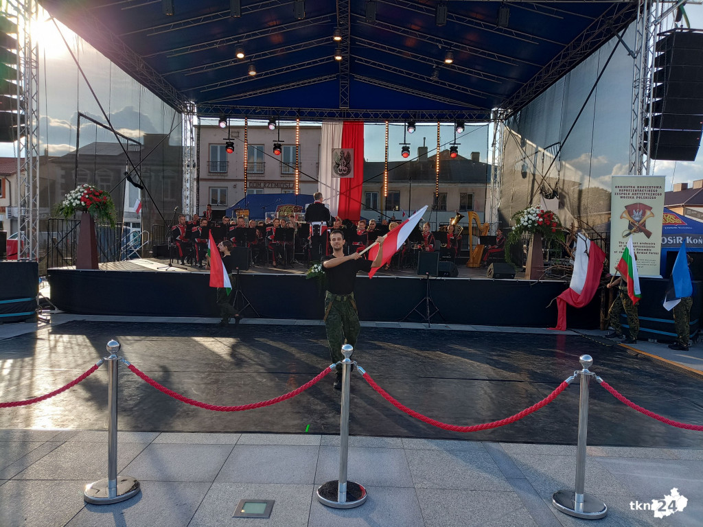 Niedzielne obchody Koneckiego Września. Koncert Reprezentacyjnego Zespołu Artystycznego Wojska Polskiego i polowa msza święta [wideo, zdjęcia]
