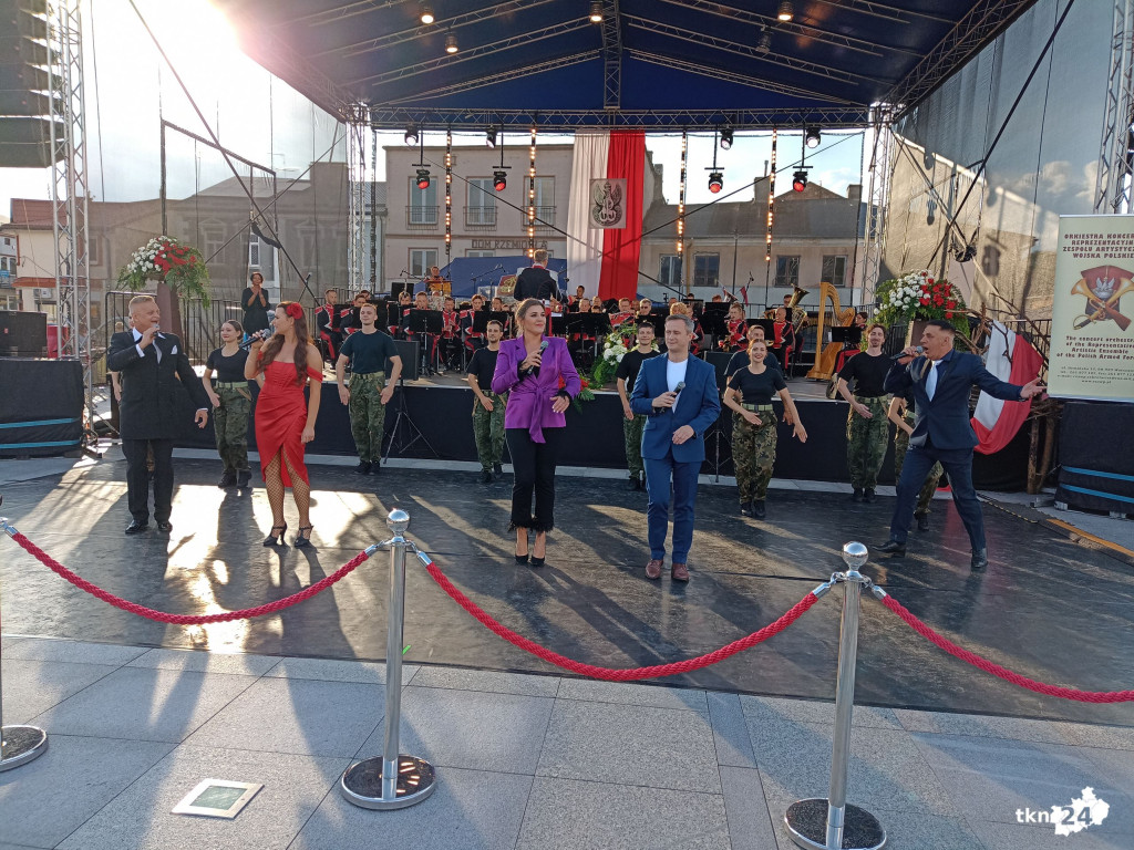 Niedzielne obchody Koneckiego Września. Koncert Reprezentacyjnego Zespołu Artystycznego Wojska Polskiego i polowa msza święta [wideo, zdjęcia]