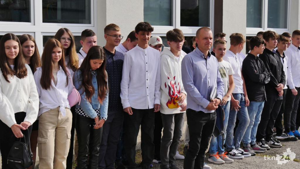 Wybrzmiał pierwszy dzwonek. Tak witano nowy rok szkolny [wideo, zdjęcia]