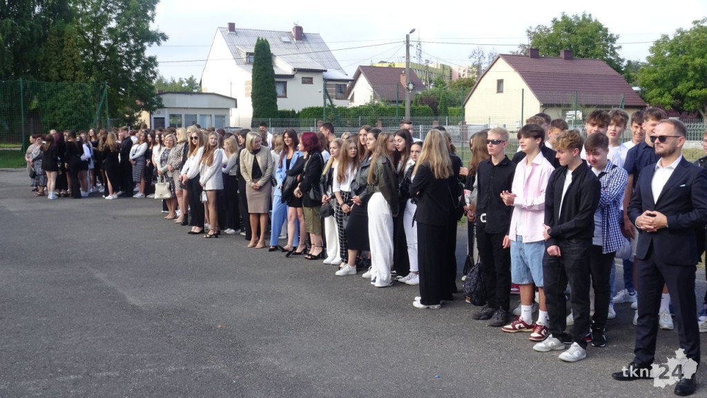 Wybrzmiał pierwszy dzwonek. Tak witano nowy rok szkolny [wideo, zdjęcia]