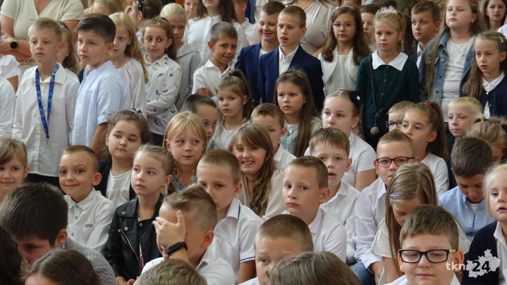 Wybrzmiał pierwszy dzwonek. Tak witano nowy rok szkolny [wideo, zdjęcia]