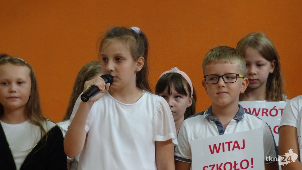Wybrzmiał pierwszy dzwonek. Tak witano nowy rok szkolny [wideo, zdjęcia]