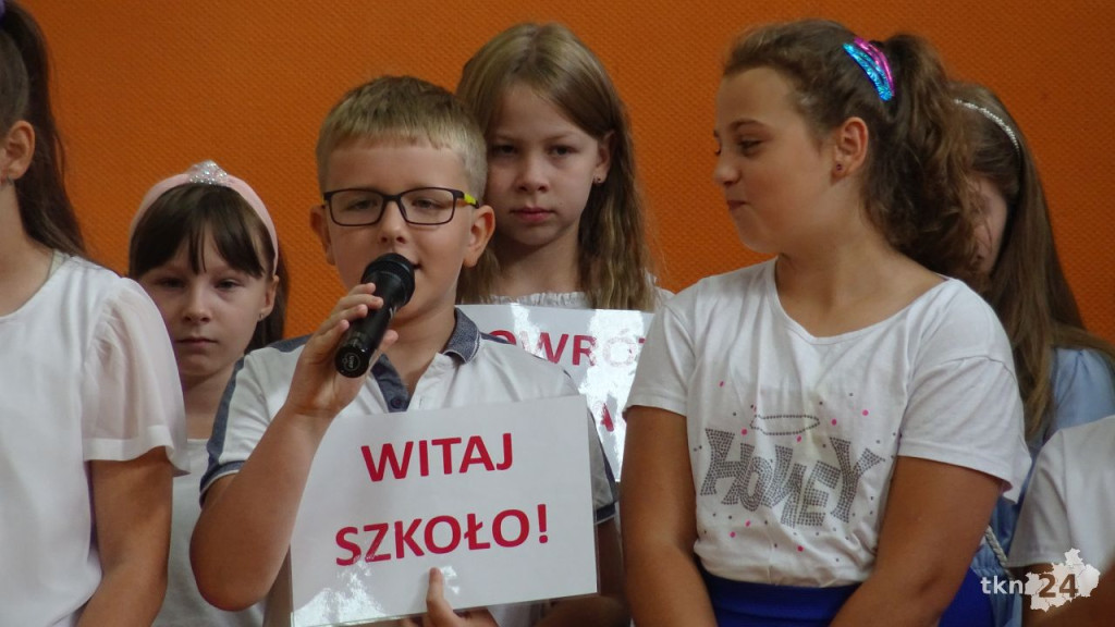 Wybrzmiał pierwszy dzwonek. Tak witano nowy rok szkolny [wideo, zdjęcia]