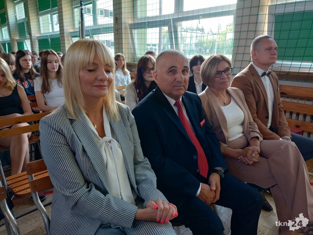 Wybrzmiał pierwszy dzwonek. Tak witano nowy rok szkolny [wideo, zdjęcia]