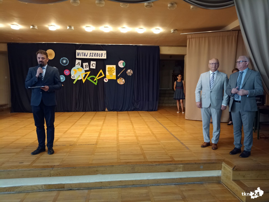 Wybrzmiał pierwszy dzwonek. Tak witano nowy rok szkolny [wideo, zdjęcia]