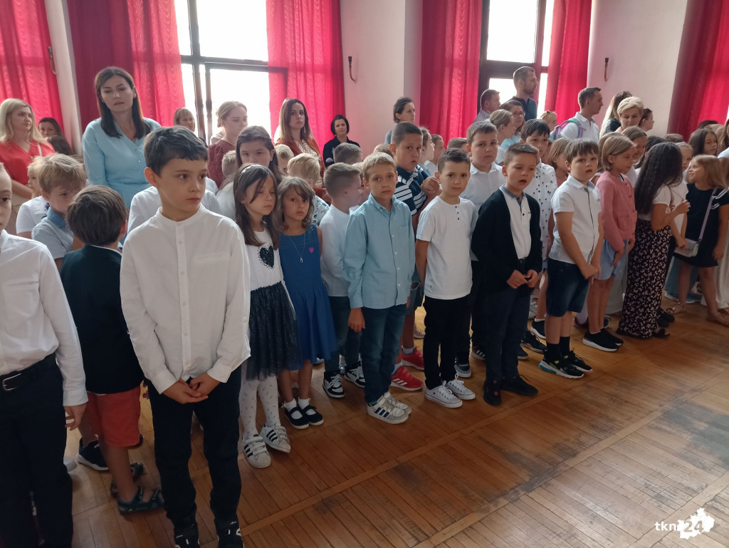 Wybrzmiał pierwszy dzwonek. Tak witano nowy rok szkolny [wideo, zdjęcia]