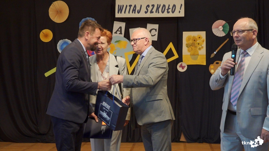 Wybrzmiał pierwszy dzwonek. Tak witano nowy rok szkolny [wideo, zdjęcia]