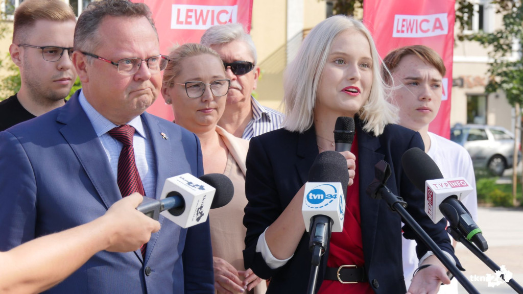 Kaczyński i Giertych z kartonu na rynku. Happening Lewicy [wideo, zdjęcia]