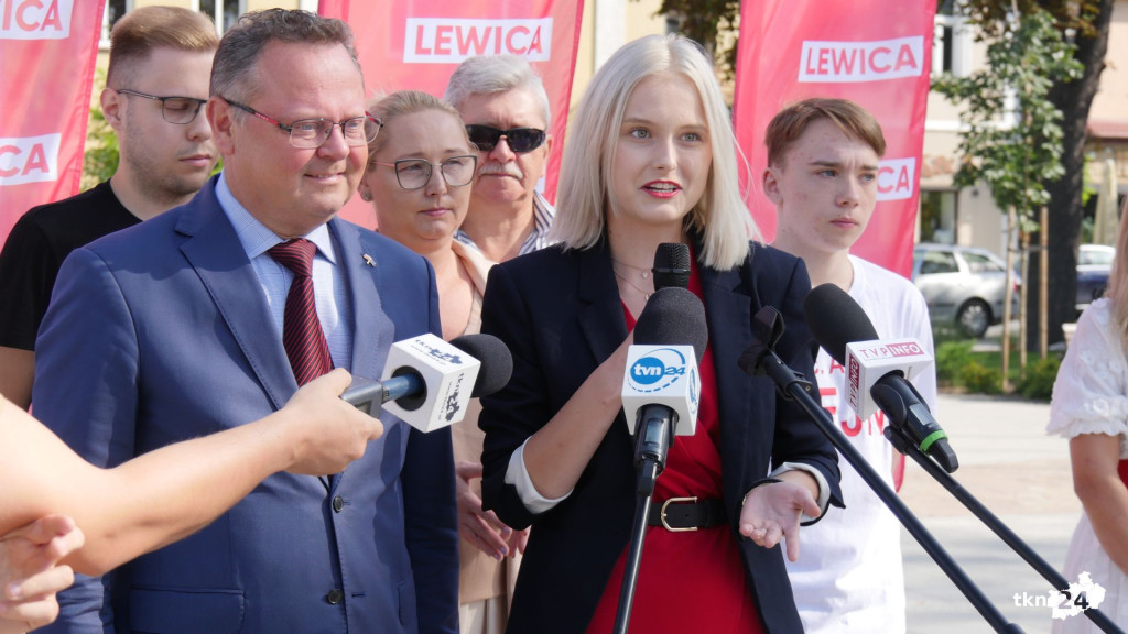 Kaczyński i Giertych z kartonu na rynku. Happening Lewicy [wideo, zdjęcia]