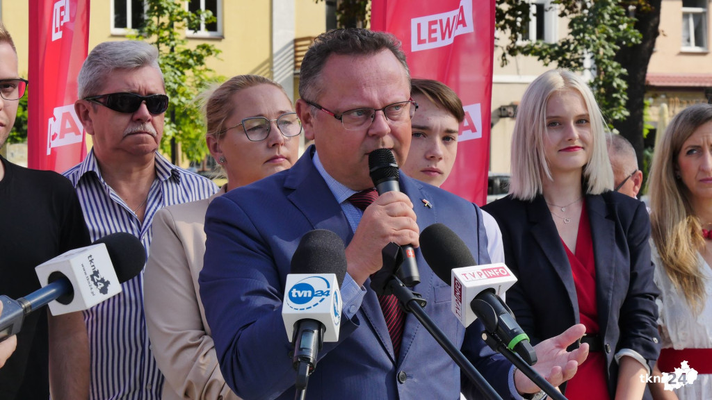Kaczyński i Giertych z kartonu na rynku. Happening Lewicy [wideo, zdjęcia]