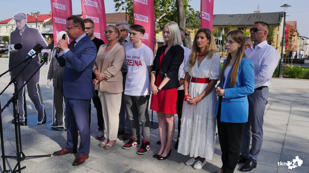 Kaczyński i Giertych z kartonu na rynku. Happening Lewicy [wideo, zdjęcia]