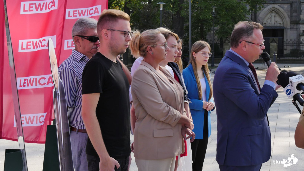 Kaczyński i Giertych z kartonu na rynku. Happening Lewicy [wideo, zdjęcia]