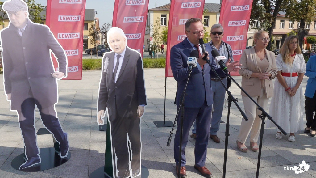 Kaczyński i Giertych z kartonu na rynku. Happening Lewicy [wideo, zdjęcia]