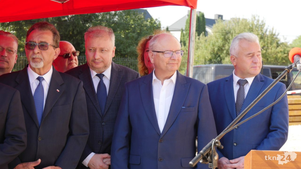Przy Warszawskiej w Końskich rośnie nowy dom straży pożarnej. Wmurowano już kamień węgielny [wideo, zdjęcia]