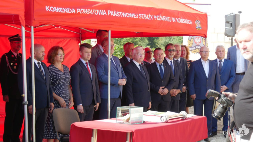 Przy Warszawskiej w Końskich rośnie nowy dom straży pożarnej. Wmurowano już kamień węgielny [wideo, zdjęcia]